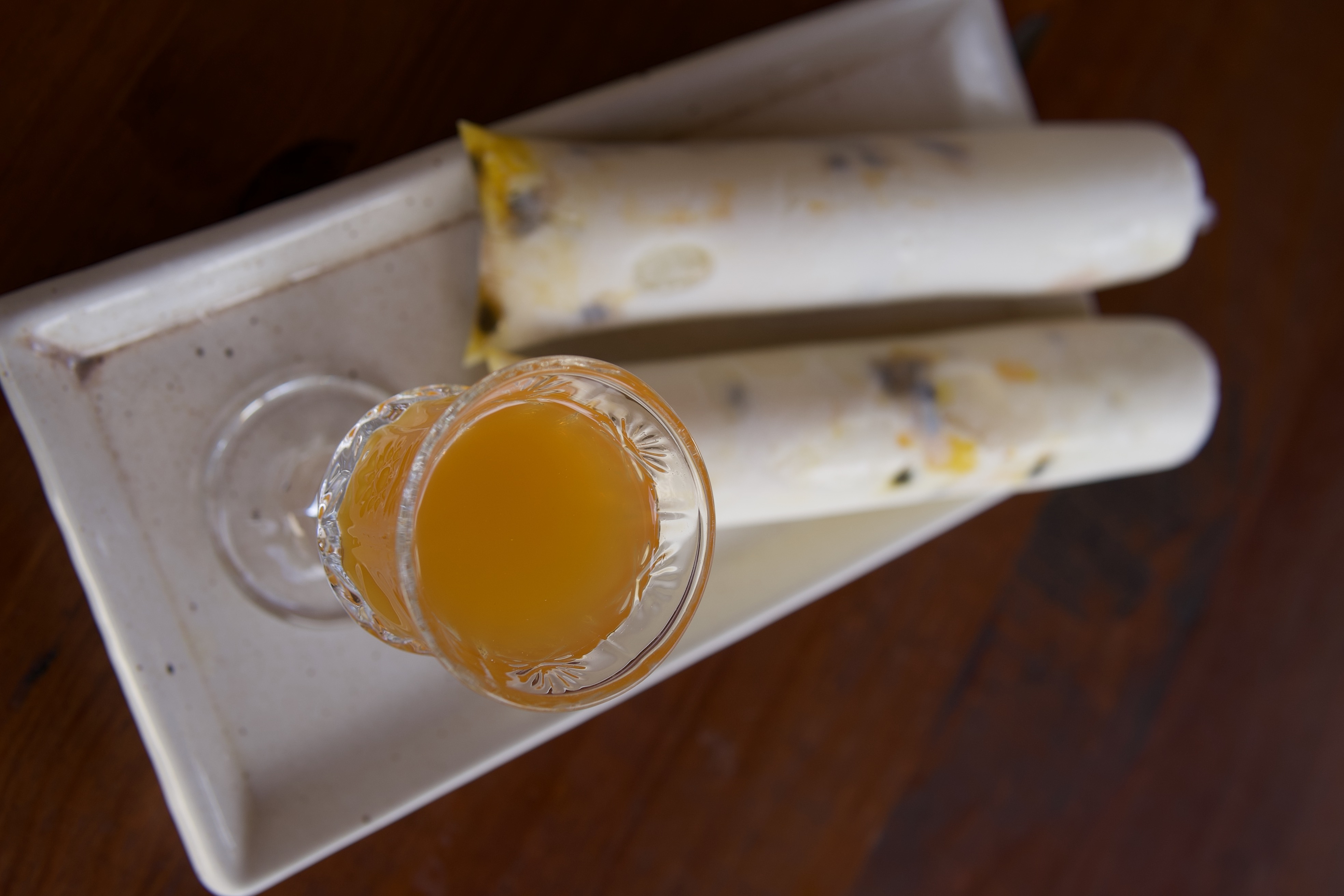 Dindin de maracujá com copinho de suco